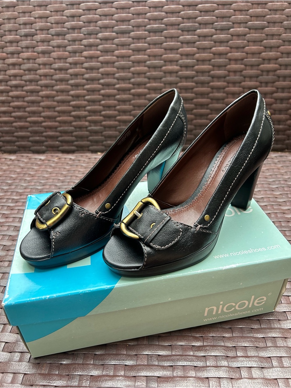 Peep-Toe Heel with Gold Buckle Size 7.5 NEW
Black leather- by Nicole - Classy - Picture 10 of 12